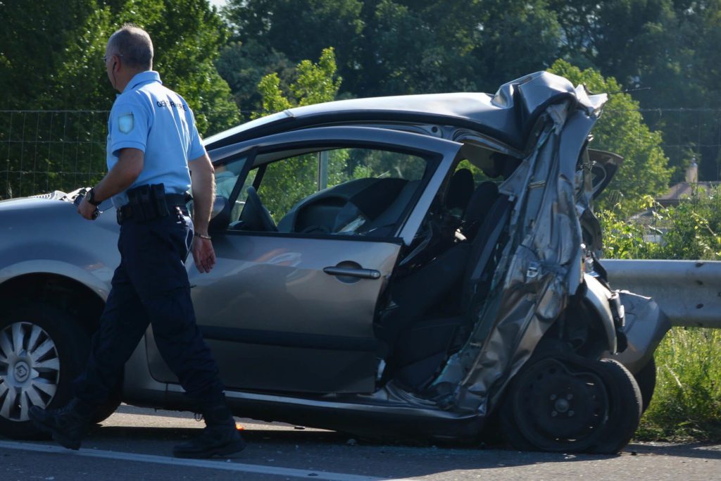 חוקר תאונות דרכים בזירת תאונה